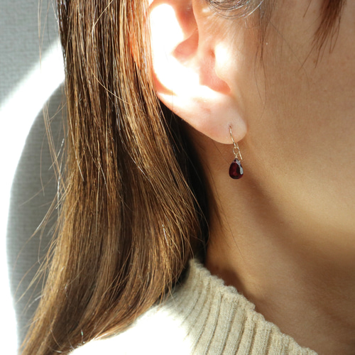 深い赤のシックな14kgfインド産ロードライトガーネットピアス 雫