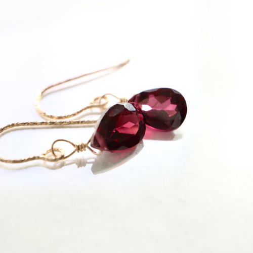 深い赤のシックな14kgfインド産ロードライトガーネットピアス 雫
