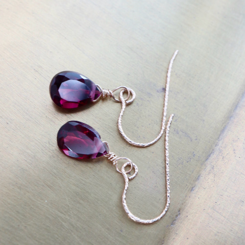 深い赤のシックな14kgfインド産ロードライトガーネットピアス 雫