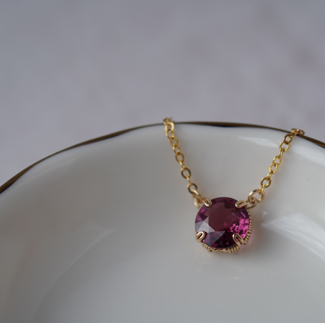 日常に馴染むシンプルデザイン 本物志向の天然石ネックレス  ロードライトガーネットのペンダントトップ ラウンド