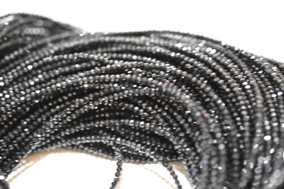 ж 天然石ブラックスピネルボタンカット2.4㎜ 120㎝ 連材 3枚目の画像