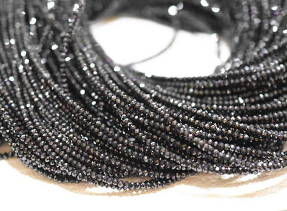 ж 天然石ブラックスピネルボタンカット2.4㎜ 120㎝ 連材 2枚目の画像