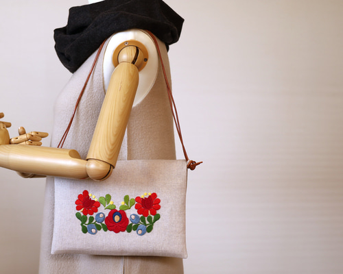 こん　手刺繍　シューズバッグ　サブバッグ　ティッシュケース　【1/2】 手さげサコッシュ3way 花刺繍ナチュラルリネン エコバッグ
