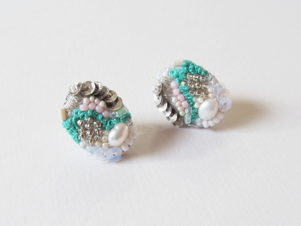 手刺繍ピアス　GREEN OVAL  淡水パール　ビーズ　スパンコール