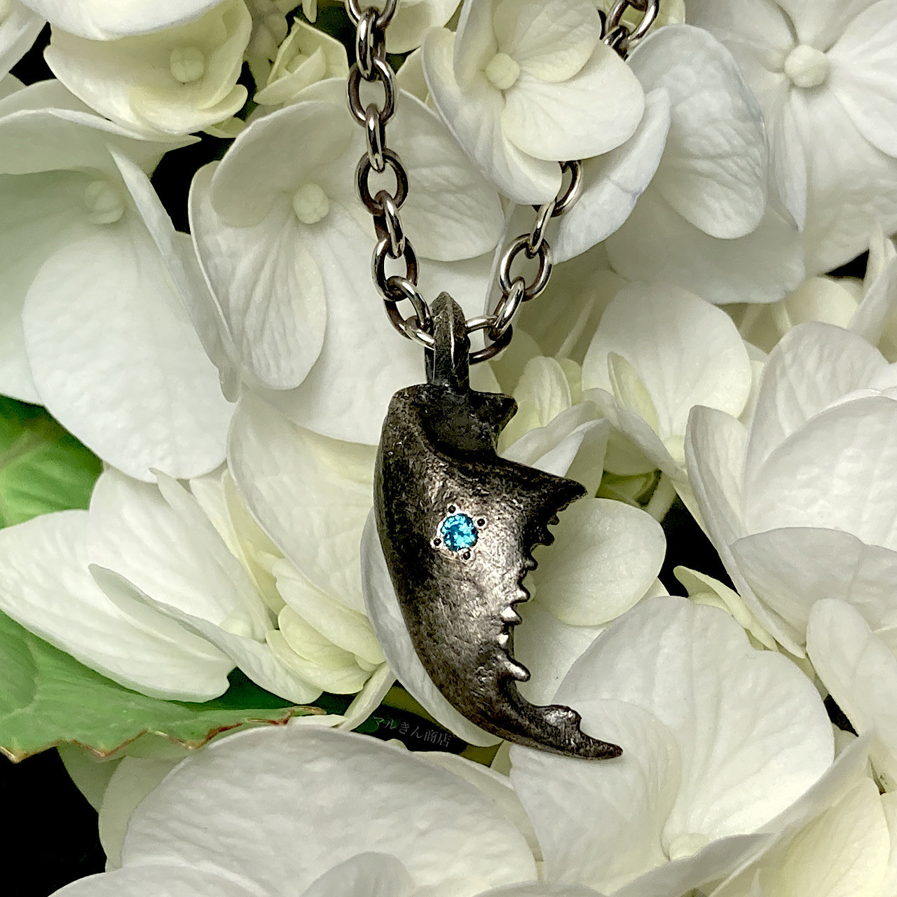 スマトラオオヒラタクワガタ 石入り右アゴペンダント (ウォーターブルー) (品切れ中のため受注製作になります) 7,700円