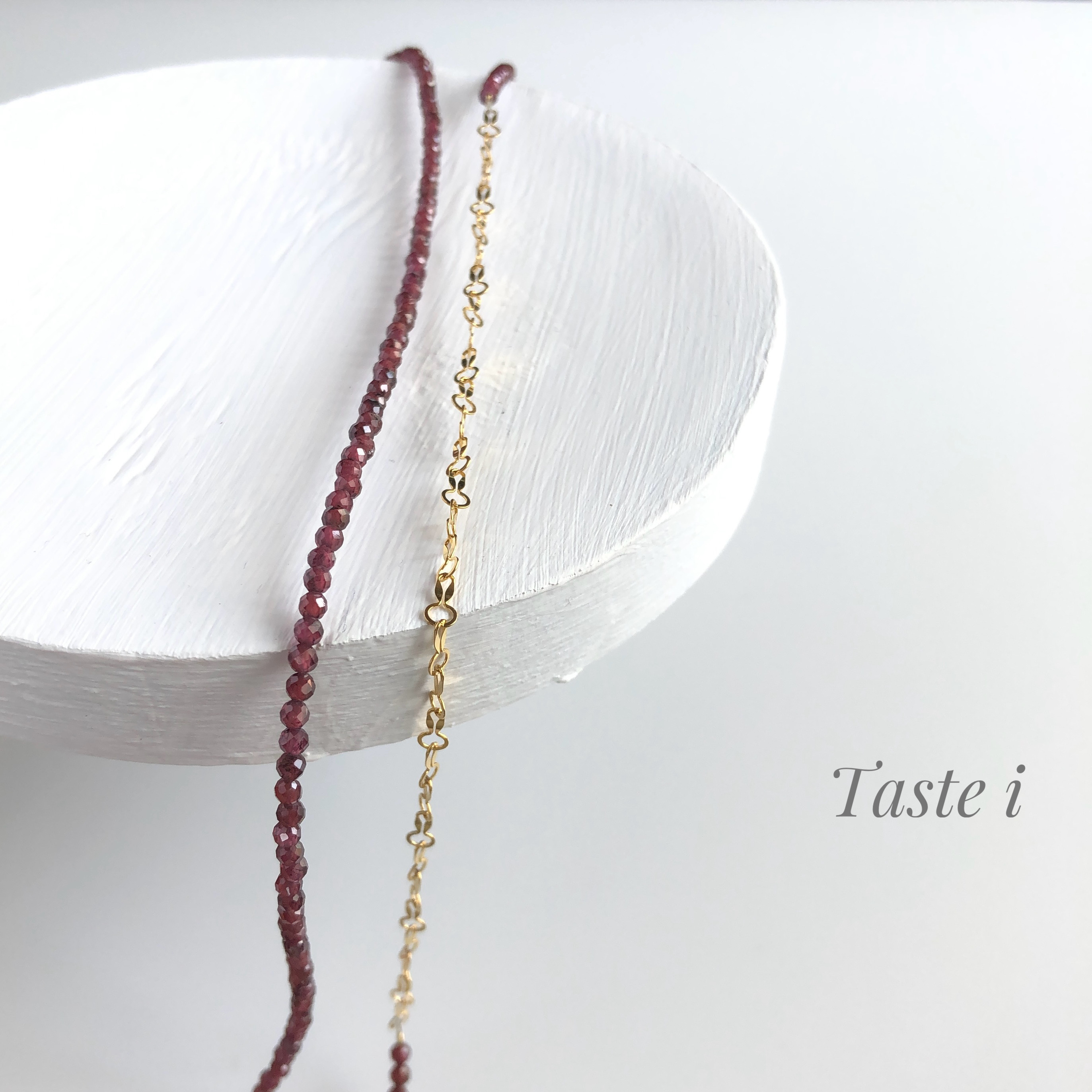 【大人テイスト】ガーネット極小カット入り2ミリと14kgfチェーンのアシンメトリーロングネックレス〔20211〕