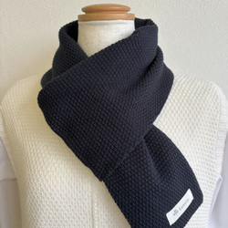 『ポコポコ』と表情豊かな【カノコ編み】のサッと巻けるコンパクトミニマフラー　【ネイビー】 4枚目の画像