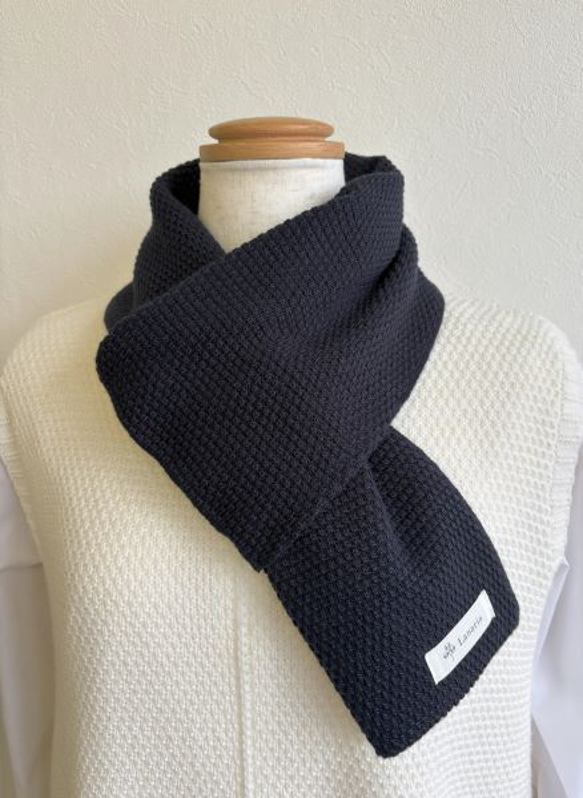 『ポコポコ』と表情豊かな【カノコ編み】のサッと巻けるコンパクトミニマフラー　【ネイビー】 4枚目の画像