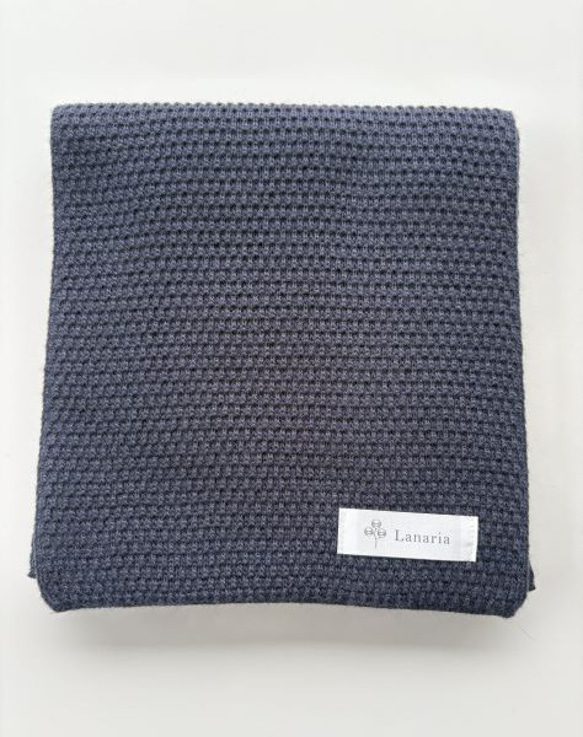 『ポコポコ』と表情豊かな【カノコ編み】のサッと巻けるコンパクトミニマフラー　【ネイビー】 6枚目の画像