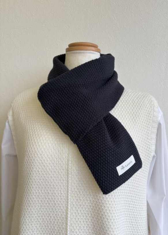 『ポコポコ』と表情豊かな【カノコ編み】のサッと巻けるコンパクトミニマフラー　【ネイビー】 1枚目の画像
