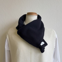 『ポコポコ』と表情豊かな【カノコ編み】のサッと巻けるコンパクトミニマフラー　【ネイビー】 3枚目の画像