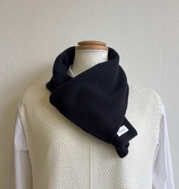 『ポコポコ』と表情豊かな【カノコ編み】のサッと巻けるコンパクトミニマフラー　【ネイビー】 3枚目の画像