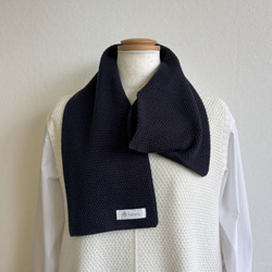 『ポコポコ』と表情豊かな【カノコ編み】のサッと巻けるコンパクトミニマフラー　【ネイビー】 2枚目の画像