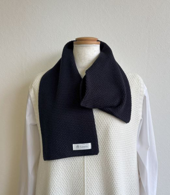 『ポコポコ』と表情豊かな【カノコ編み】のサッと巻けるコンパクトミニマフラー　【ネイビー】 2枚目の画像