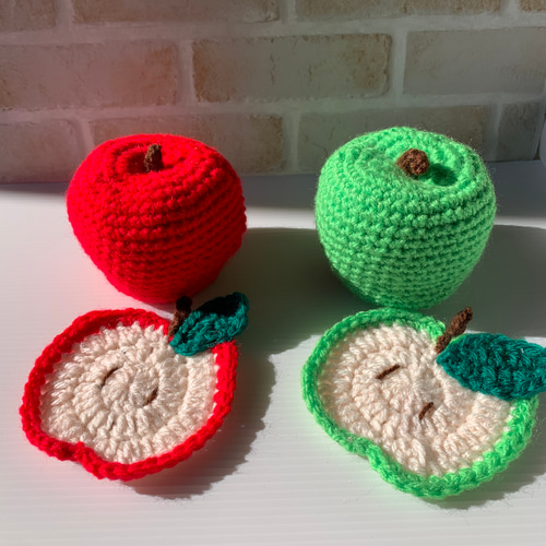 手編み 赤りんごと青りんご リンゴの形のコースターのセット