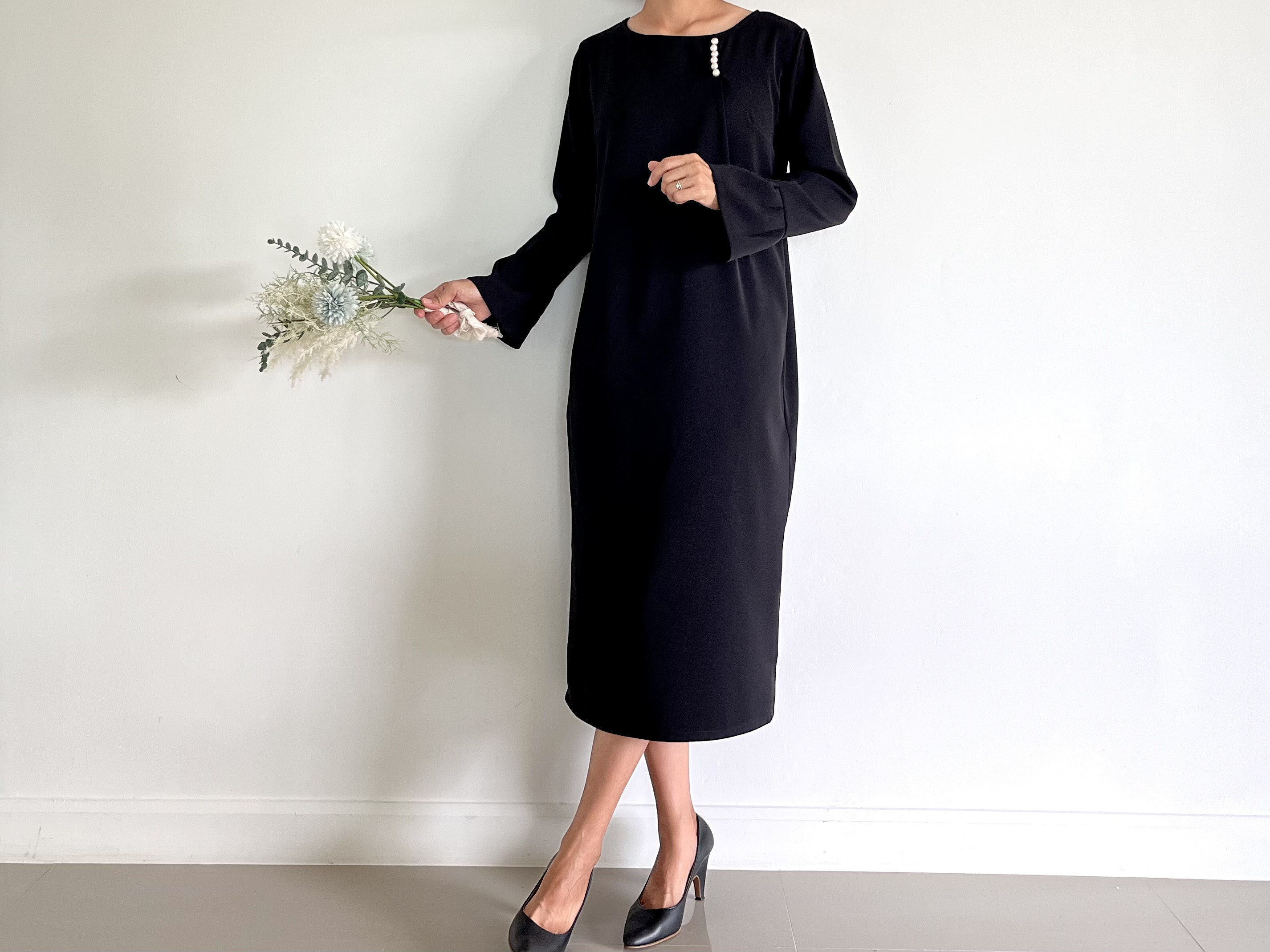 ″ストン″と落ちる″直線美″。アイラインシルエットで手元フリルとパールが美しくアクセント。フォーマル