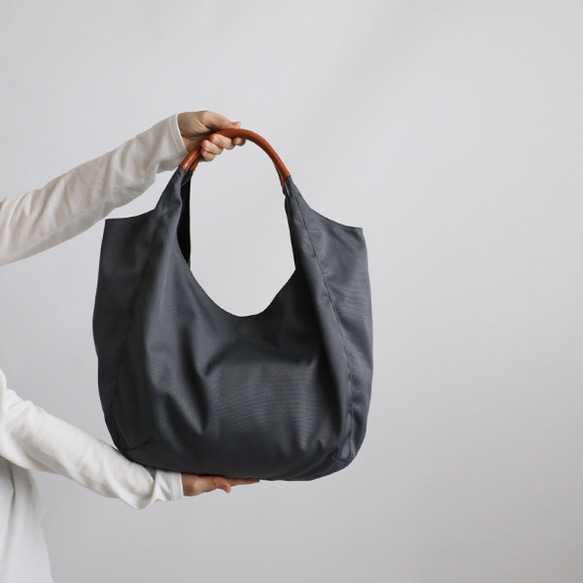 ⁑（送料無料）再制作　軽量ナイロンツイル生地レザー革2wayトートバッグ裏地付A4サイズ防水グレー鞄　P92D 2枚目の画像