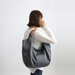 ⁑（送料無料）再制作　軽量ナイロンツイル生地レザー革2wayトートバッグ裏地付A4サイズ防水グレー鞄　P92D 1枚目の画像