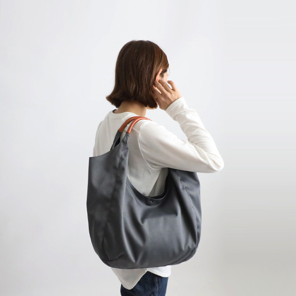 ⁑（送料無料）再制作　軽量ナイロンツイル生地レザー革2wayトートバッグ裏地付A4サイズ防水グレー鞄　P92D 1枚目の画像