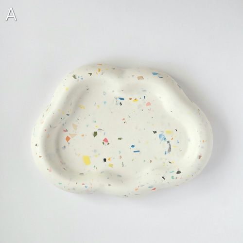 紙吹雪みたいなカラフルテラゾー柄のぷっくり雲アクセサリートレイ