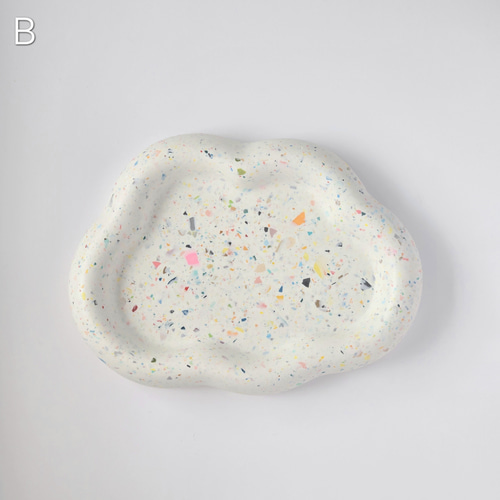 紙吹雪みたいなカラフルテラゾー柄のぷっくり雲アクセサリートレイ