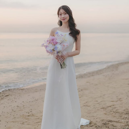 実例写真！シンプルスレンダーウェディングドレス 柔らかいクレープ  