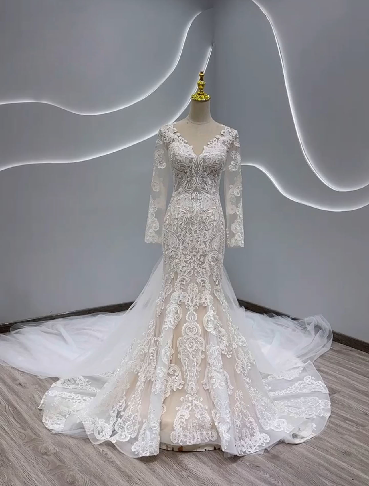 優雅　上品透け袖 オーバースカート　アンティークなマーメイドドレス　フランスレース繊細な小花レース　華やかな引裾vネック