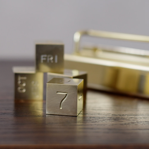 Dorado 真鍮製 デスクトップカレンダー Dorado 真鍮製 デスクトップカレンダー