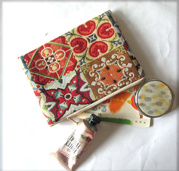 再再販スペイン生地　花と幾何学模様のポーチ　通帳入れ　コスメ入れ　小物整理 3枚目の画像