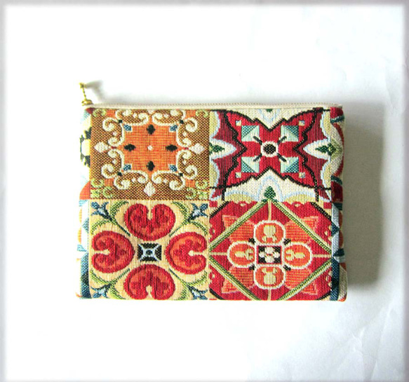 再再販スペイン生地　花と幾何学模様のポーチ　通帳入れ　コスメ入れ　小物整理 1枚目の画像