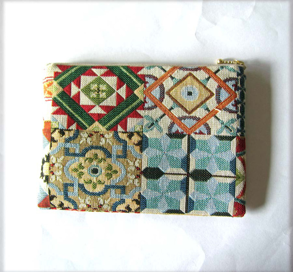 再再販スペイン生地　花と幾何学模様のポーチ　通帳入れ　コスメ入れ　小物整理 2枚目の画像