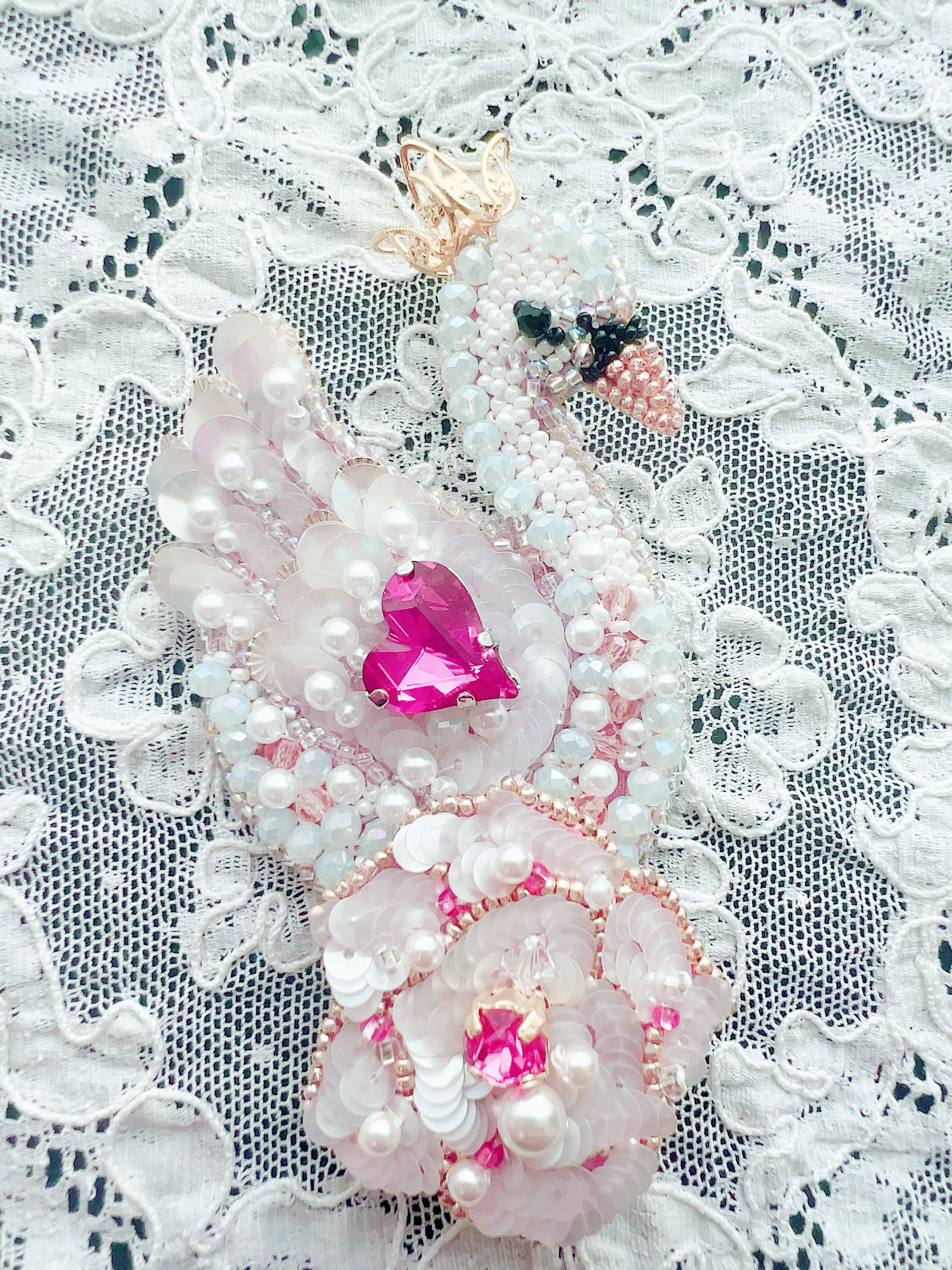 【受注製作】ホワイトローズスワンのブローチ　白鳥の湖テーマのオートクチュール刺繍