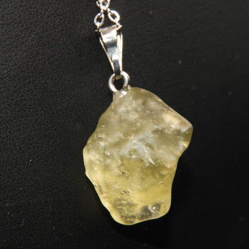 個性的！宇宙のヒーリング！リビアングラスのペンダントトップ！メイド