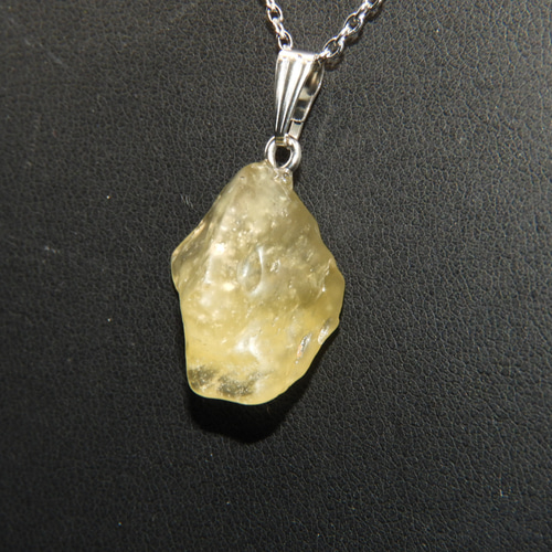 個性的！宇宙のヒーリング！リビアングラスのペンダントトップ！メイド