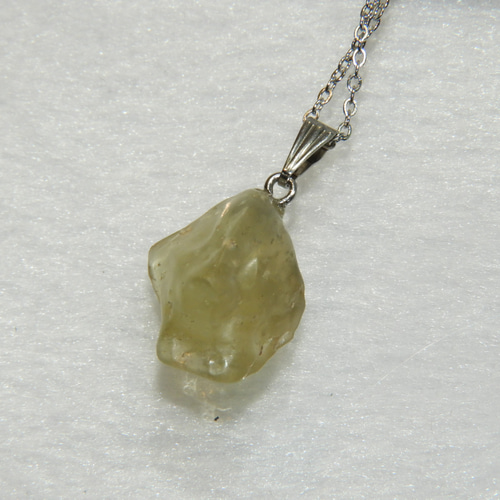 リビアングランス 原石 ペンダントトップ リビアングラス原石⭐ペンダントトップ