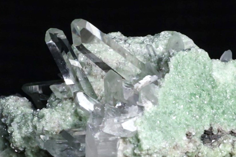 アンデス山脈の一部 天然 クォーツ ON きらきらフックサイト 『癒しと成長をもたらす!?』96g 天然石 鉱物 標本