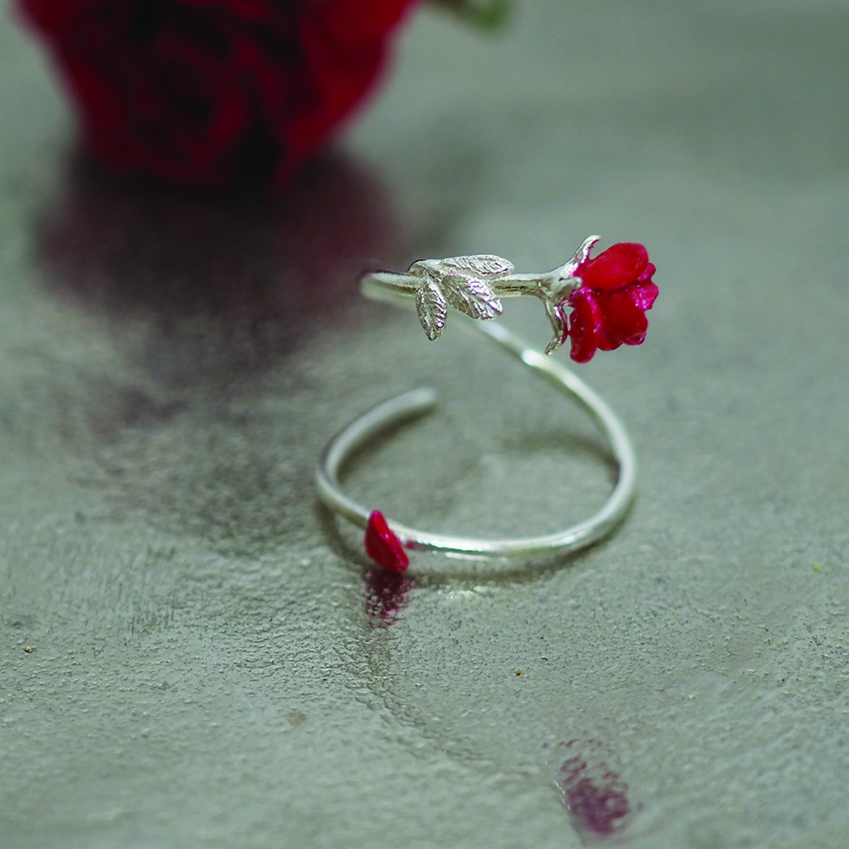 Beauty and the Beast *〜赤い薔薇のリング 〜*(silver×resin) ※フリーサイズ