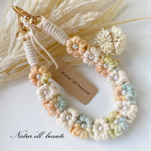 コットンパールのお花模様♡ マクラメ スマホハンドストラップ