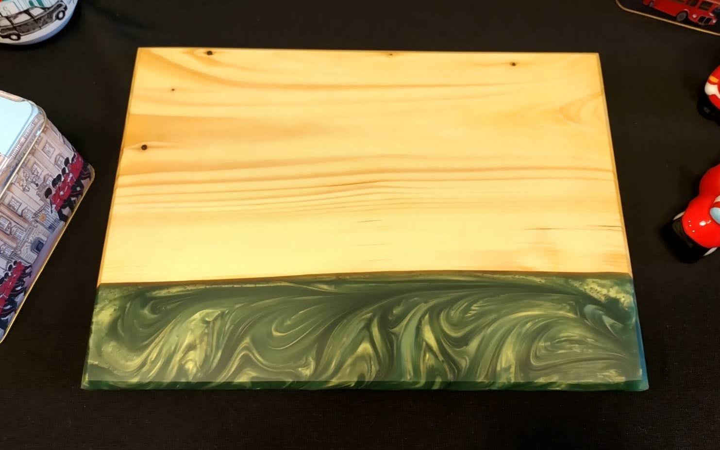 【ウッドレジン】マット仕上げのディープグリーン　サービング/カッティングボード 8,140円