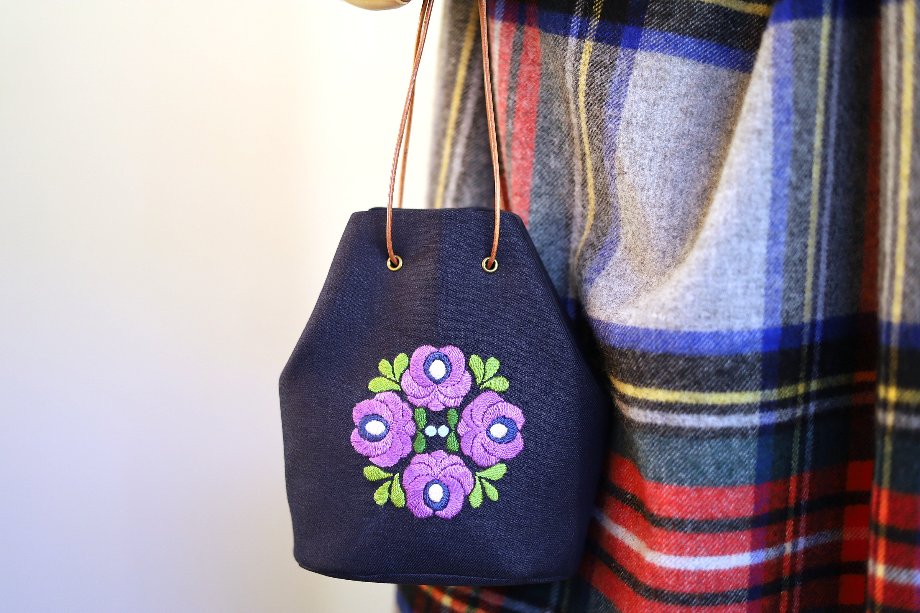 ネイビーリネン　パープル花刺繍　巾着バッグ