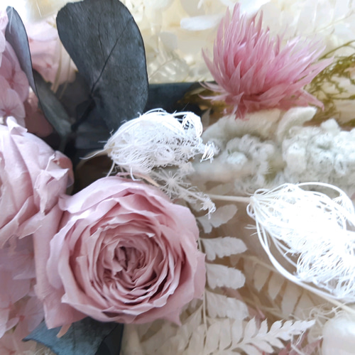 優しく癒される淡いピンクのドライフラワースワッグL コロンと丸いバラ