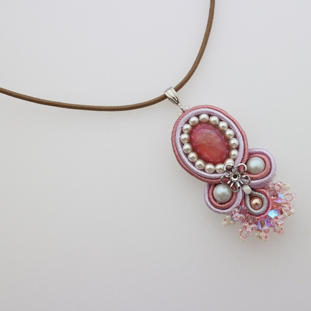 【Amara-アマラ-】soutache（ソウタシエ）ペンダント［チェコガラス　ピンク系］⑭