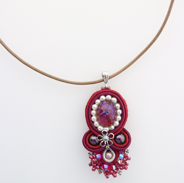 【Amara-アマラ-】soutache（ソウタシエ）ペンダント［チェコガラス　レッド系］⑱