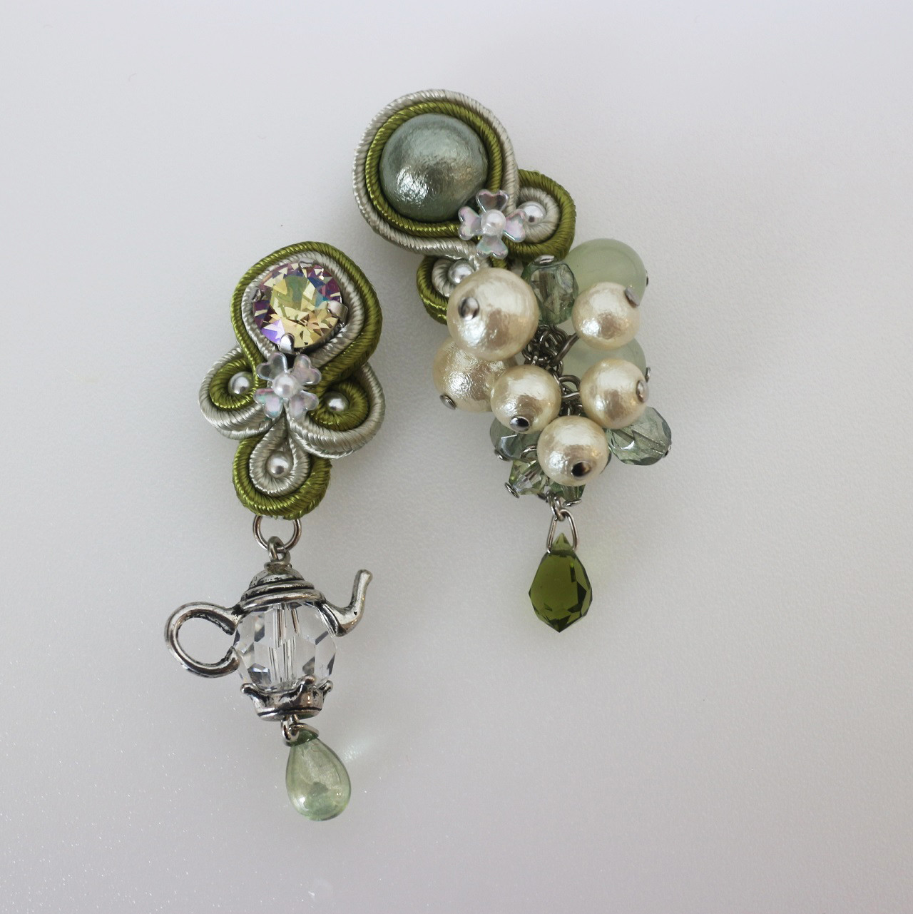 【Koko-ココ-】 ソウタシエ　ピアスorイヤリング　［オーストリア産クリスタル　ライトグリーン系］