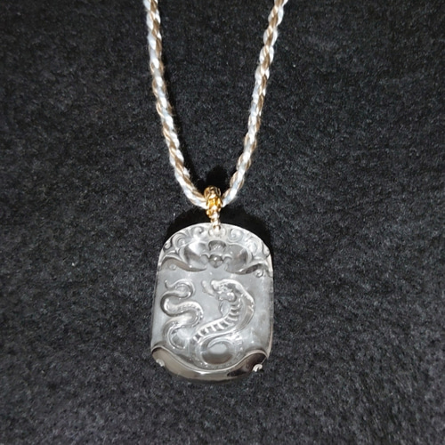 水晶 立体的蛇彫り ペンダントネックレス 素敵な逸品 ネックレス  