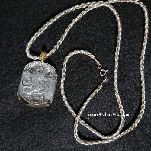水晶 立体的蛇彫り ペンダントネックレス 素敵な逸品 ネックレス  