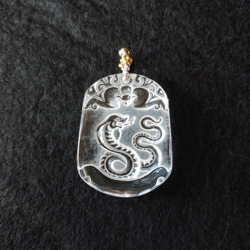 水晶 立体的蛇彫り ペンダントネックレス 素敵な逸品 ネックレス  