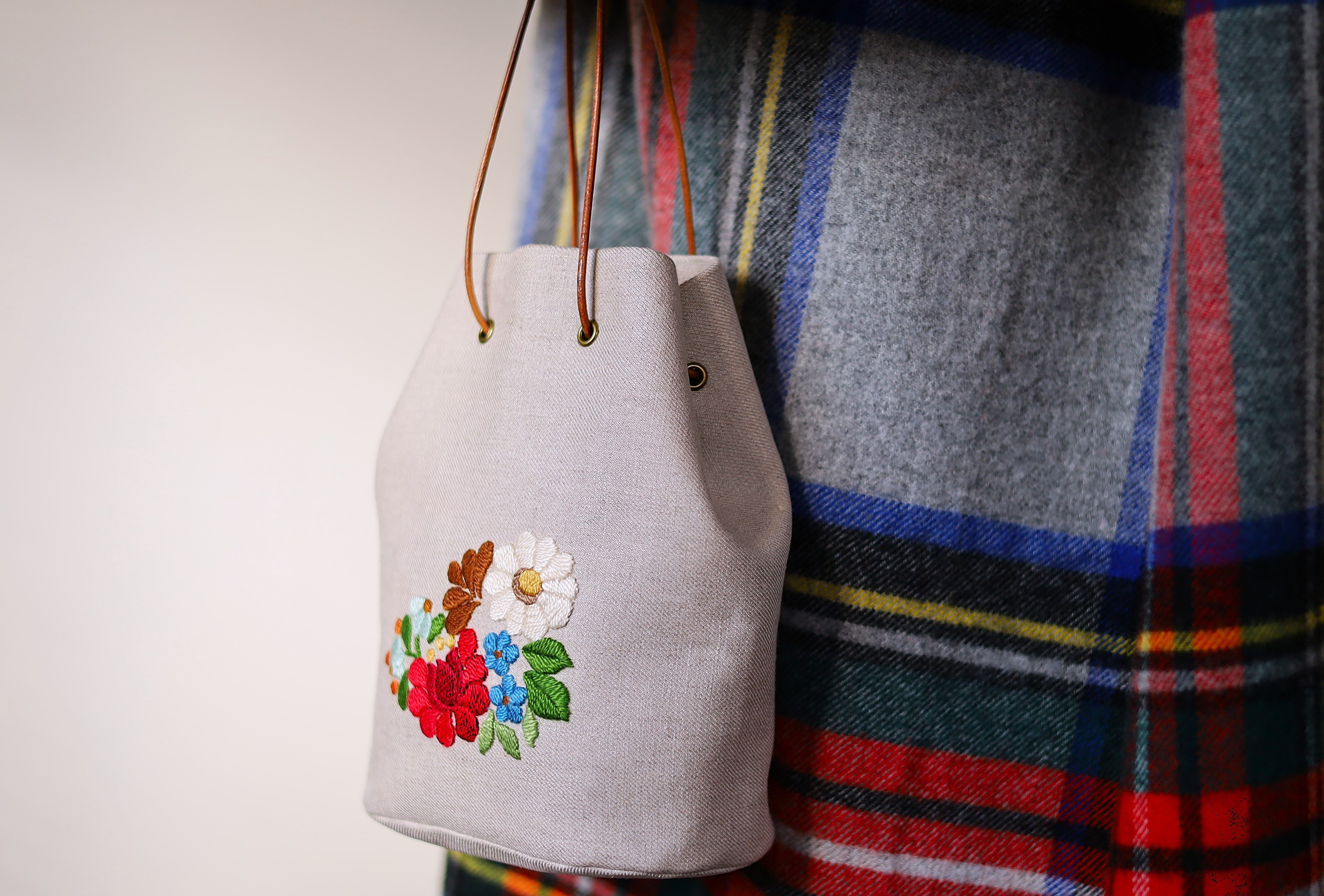 ナチュラルリネン　花刺繍　巾着バッグ