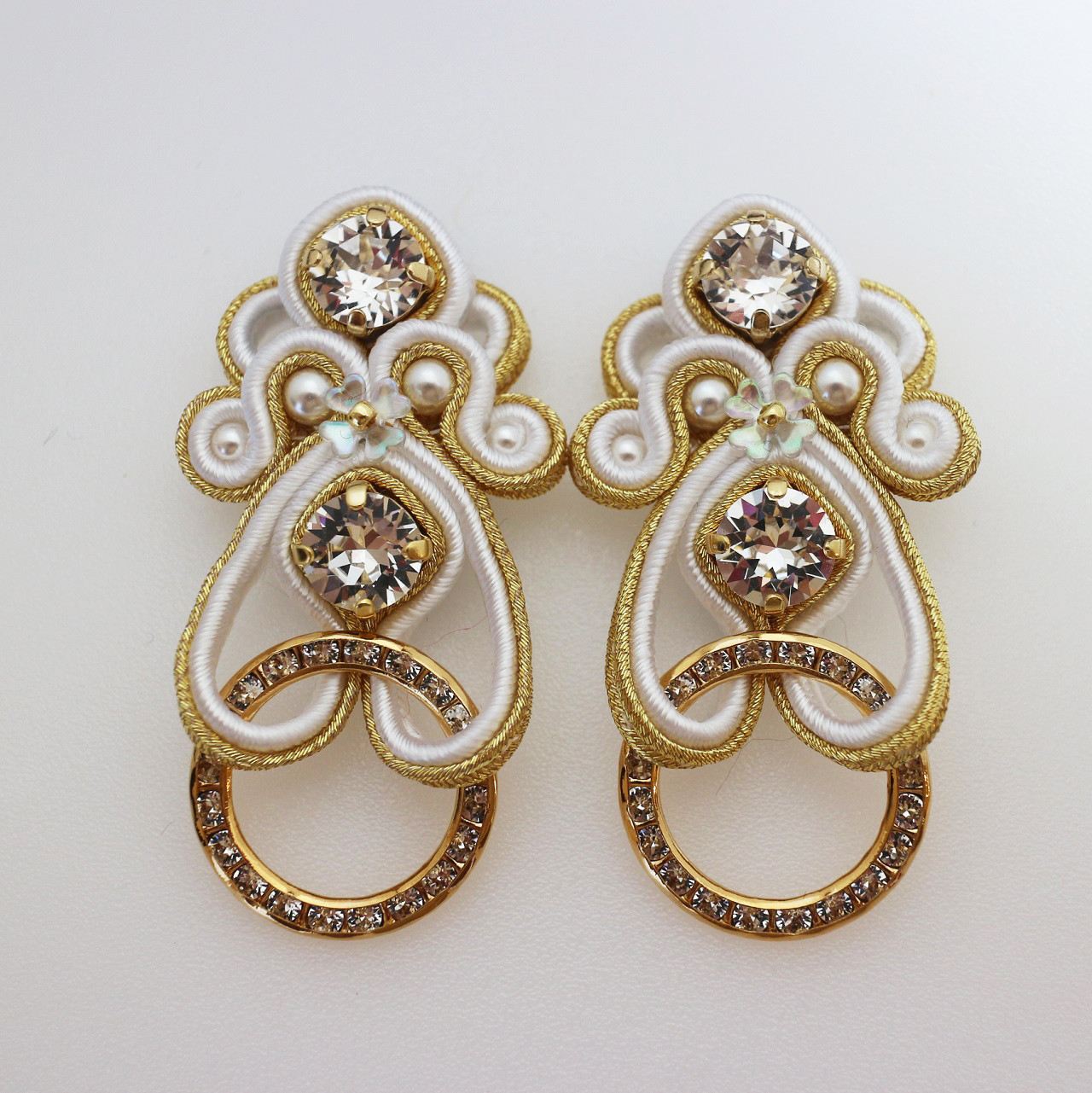 【Willow-ウィロウ-】 ソウタシエ　ピアスorイヤリング　［オーストリア産クリスタル　ホワイト系］