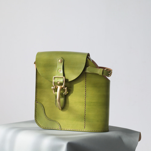 ビンテージ　革製　水筒　ショルダーバック 水筒の落ち着き先 】男女ともに使える 本革ショルダーバッグ 手染め